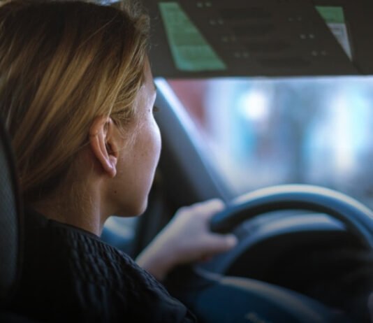 Un mal hábito al volante explicaría por qué las mujeres sufren más lesiones en accidentes de tráfico, según expertos